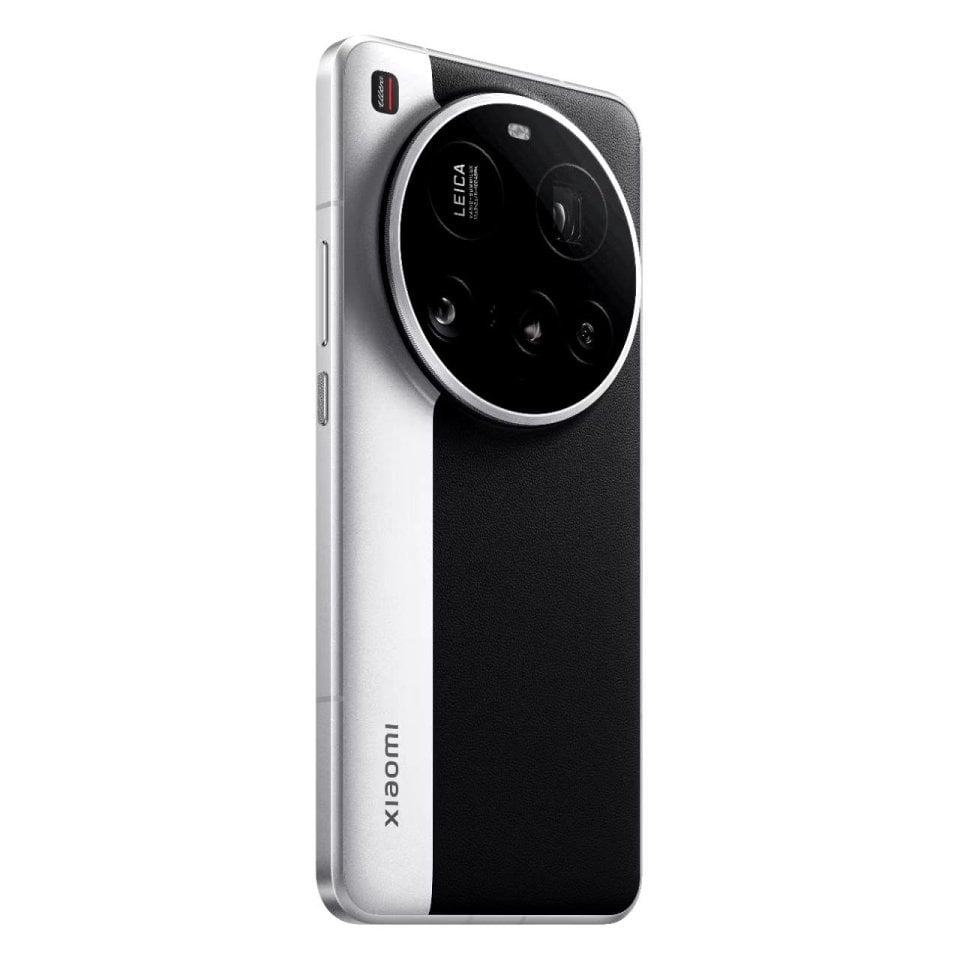 Uma vista de cima do Xiaomi 15 Ultra, com linhas elegantes e um display grande e vibrante, cercado por vários acessórios e um fundo moderno e minimalista.